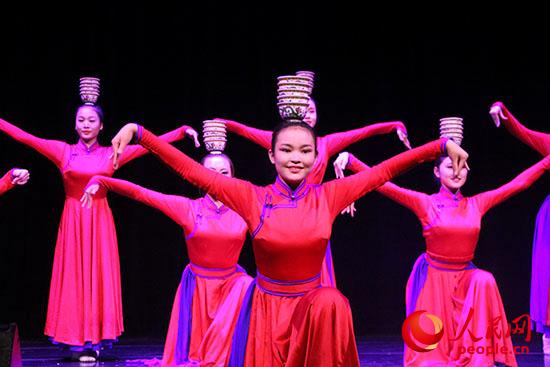 內(nèi)蒙古藝術(shù)學(xué)院舞蹈演員表演的群舞《祝?！防_(kāi)了“草原之聲”演出的帷幕。